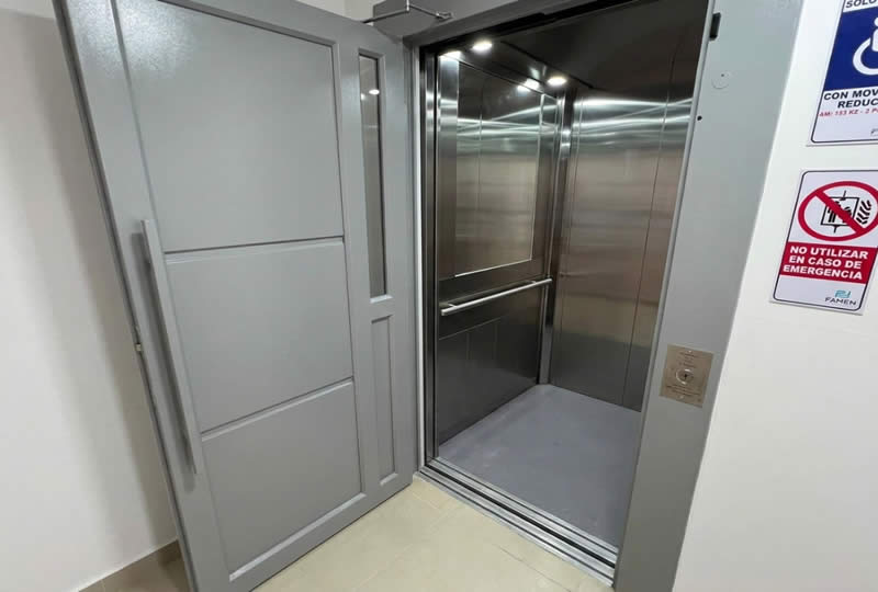Descubra ya ascensor accesible con cabina de acero hoy y solicite asesoría experta para una solución segura, moderna y confiable con Ascensores Fahenn en Bogotá, Colombia