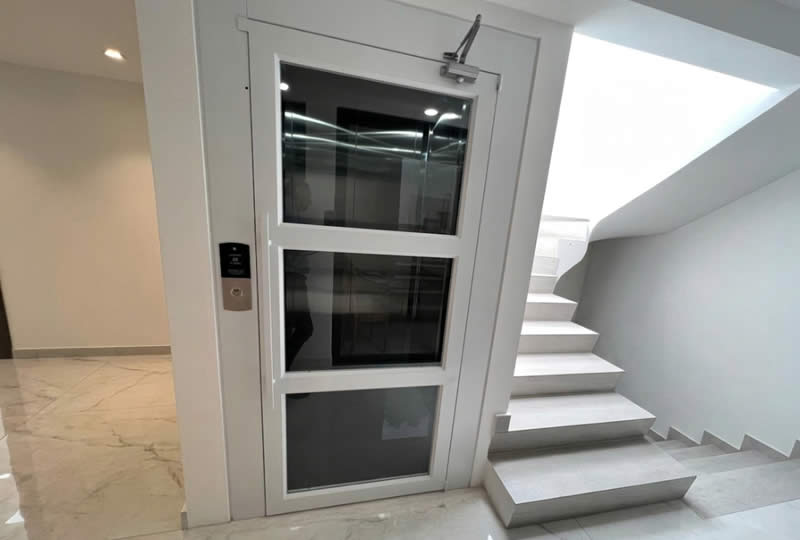 Descubra ya elevador para hogar con puerta acristalada y solicite asesoría experta para una solución segura, moderna y confiable con Ascensores Fahenn en Bogotá, Colombia