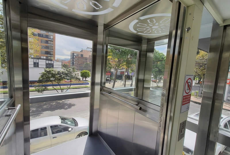 Descubra ya cabina panorámica con vista urbana moderna y solicite asesoría experta para una solución segura, moderna y confiable con Ascensores Fahenn en Bogotá, Colombia