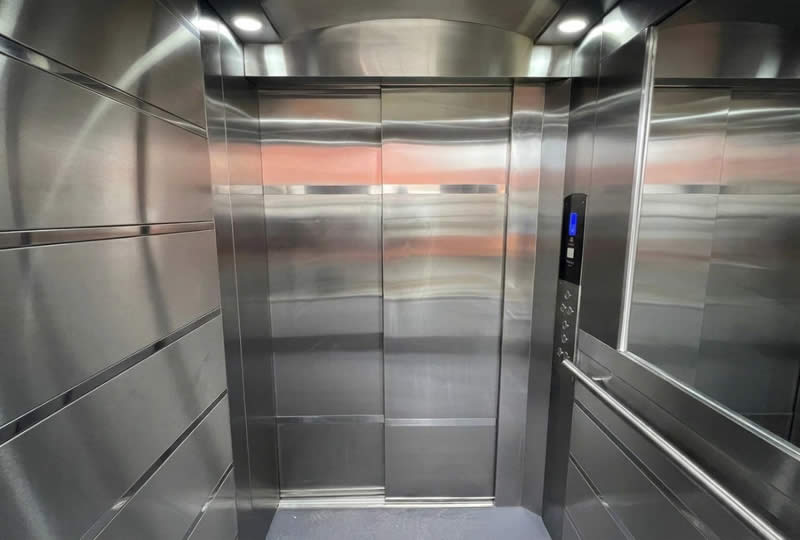 Descubra ya cabina en acero, espejo y botonera digital y solicite asesoría experta para una solución segura, moderna y confiable con Ascensores Fahenn en Bogotá, Colombia