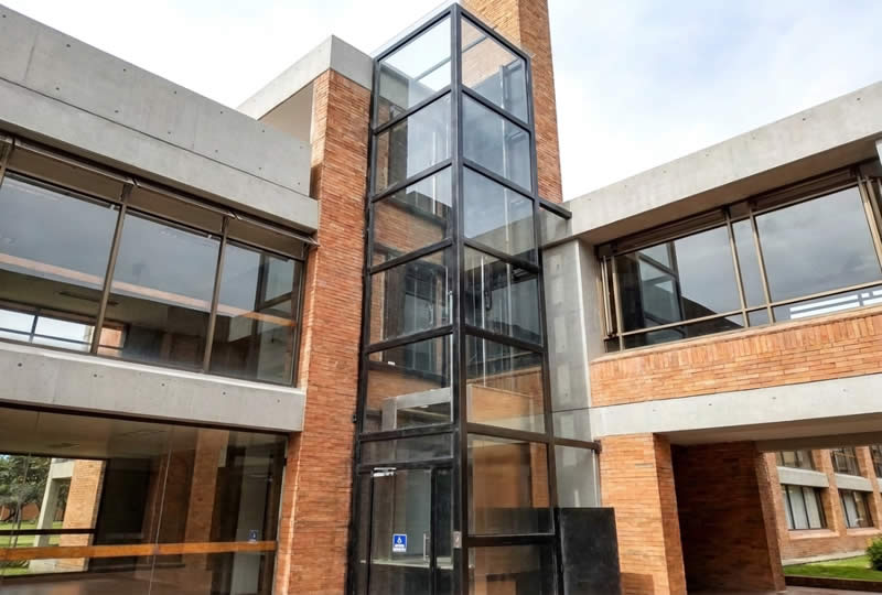 Descubra ya ascensor panorámico moderno para edificios y solicite asesoría experta para una solución segura, moderna y confiable con Ascensores Fahenn en Bogotá, Colombia