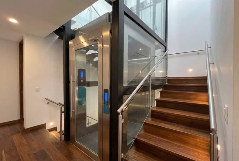 Descubra ya elevador panorámico cerca de las escaleras y solicite asesoría experta para una solución segura, moderna y confiable con Ascensores Fahenn en Bogotá, Colombia