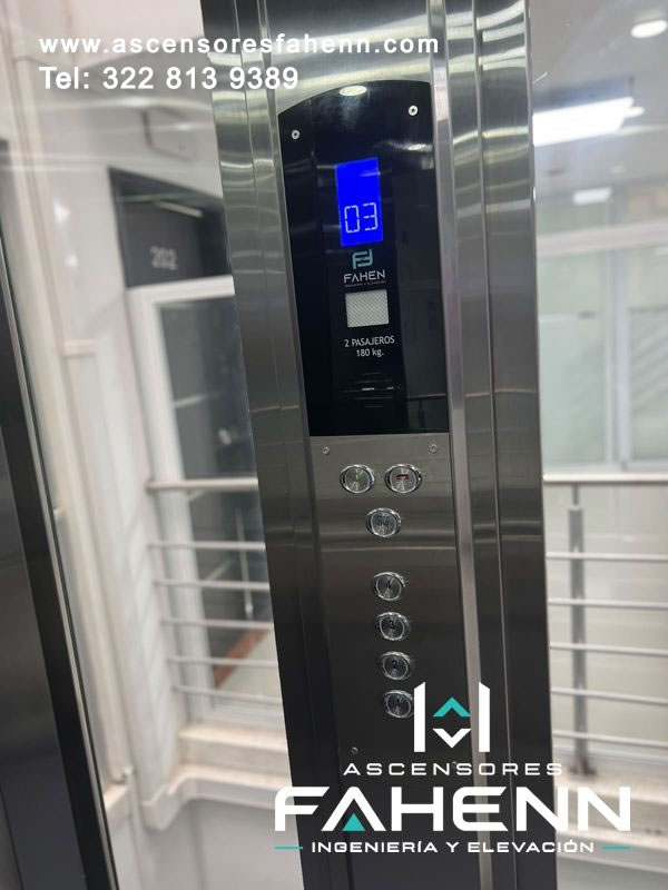 Botonera digital instalada en elevador de dos pasajeros, con indicador azul de piso 03, frente negro, sección metálica y pulsadores alineados para un manejo ordenado.