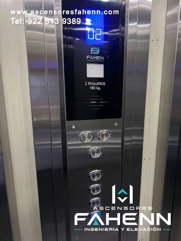 Botonera para ascensor con pantalla digital de piso y botones metálicos organizados para brindar lectura clara, manejo intuitivo y acabado elegante en Bogotá.