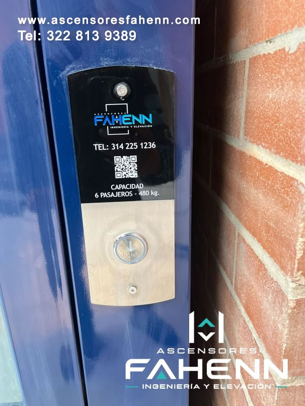 Botón de llamada para ascensor en panel de acero personalizado, diseñado para registrar solicitudes con facilidad y complementar el acceso en Bogotá, Colombia.