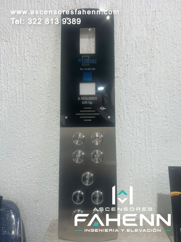 Panel de mando para ascensor de ocho pasajeros con controles multinivel y diseño vertical en acero, preparado para una cabina moderna en Bogotá, Colombia.