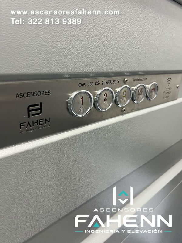 Botonera horizontal para ascensor con botones de dos niveles, alarma, parada y comunicación integrados en acero inoxidable para uso práctico en Bogotá.