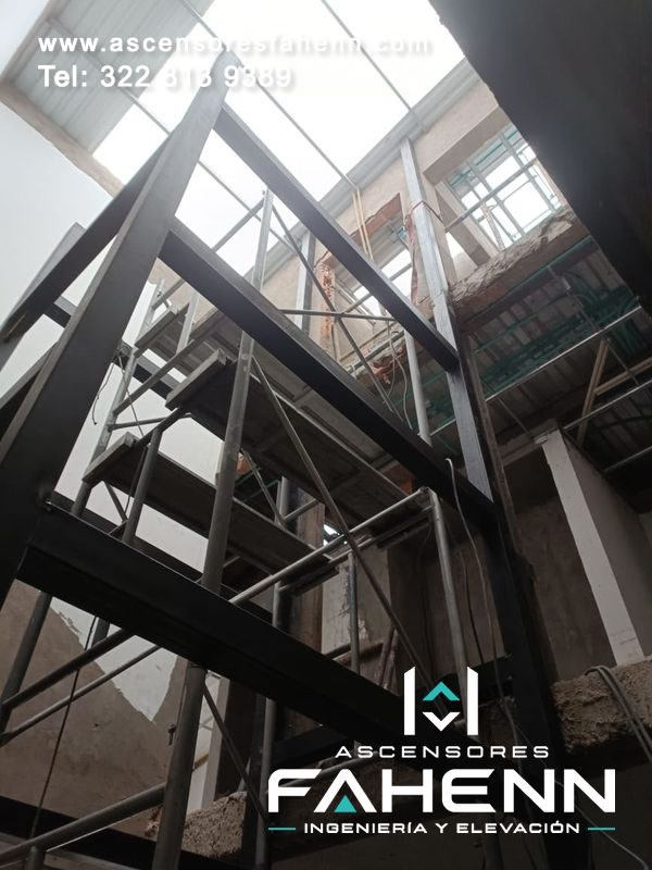 Montaje de estructura para ascensor en edificio antiguo con perfiles fabricados a medida que aprovechan el vacío existente y preparan una elevación segura.