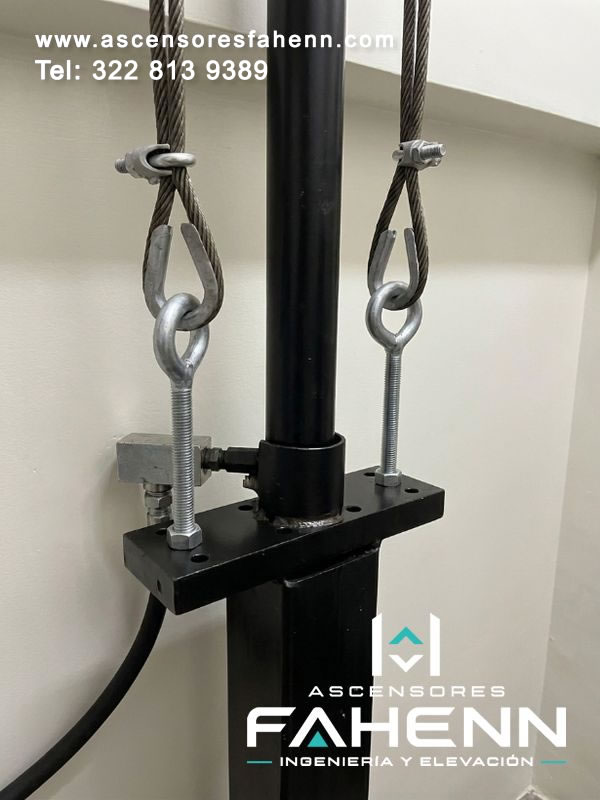Pistón hidráulico con cables de acero, tensores y anclajes para ascensor, configurado para brindar elevación estable, resistencia mecánica y operación segura y eficiente.