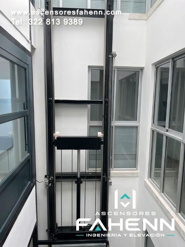 Instalación de ascensor entre guías verticales y soportes resistentes, adaptada al espacio del edificio para ofrecer movilidad estable, segura y eficiente en cada nivel.