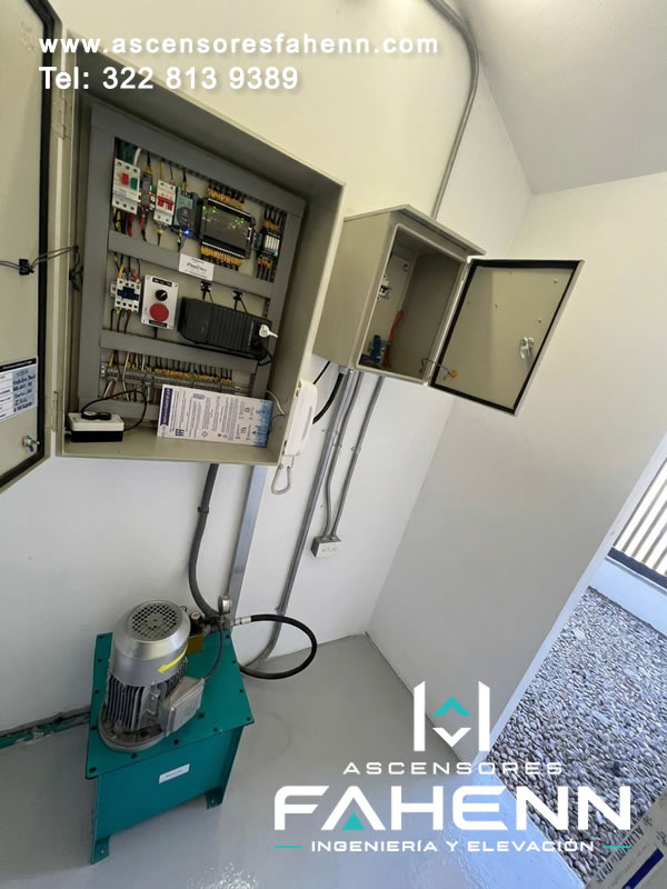 Sala de máquinas para ascensor con central hidráulica, motor y controles eléctricos instalados para ofrecer acceso técnico y funcionamiento estable.