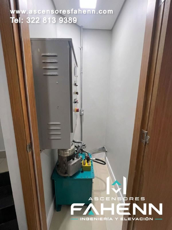 Motor para ascensor hidráulico instalado sobre una central compacta con depósito y válvulas para ofrecer potencia estable en Bogotá y Colombia.