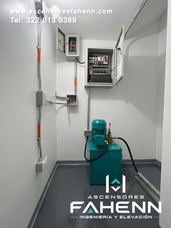 Cuarto de máquinas para ascensor con central hidráulica, gabinetes de control y canalización eléctrica organizada para mantenimiento accesible.