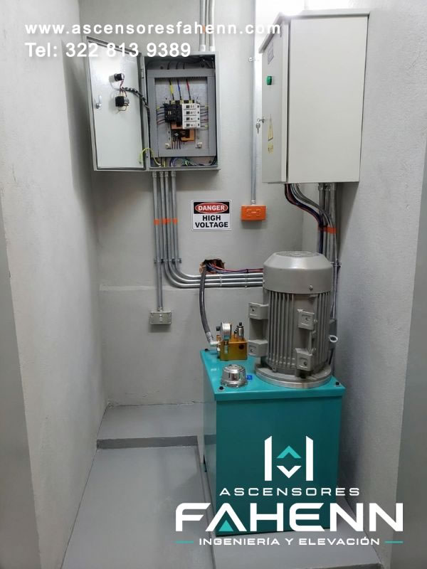 Sistema hidráulico para elevador con motobomba, gabinetes eléctricos y canalizaciones protegidas que integran potencia y control en Bogotá, Colombia.