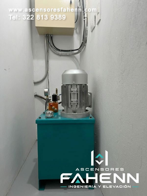 Motor para ascensor hidráulico con central compacta, válvulas y conexiones accesibles para suministrar potencia eficiente en Bogotá y Colombia.