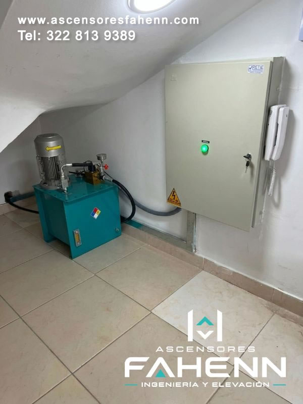 Sistema hidráulico para ascensor con motor, depósito, gabinete de control y comunicación instalados para una operación organizada en Bogotá y Colombia.