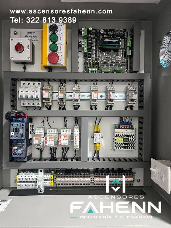 Tablero de control para ascensor con componentes electrónicos, contactores, relés y borneras organizados para una maniobra confiable en Bogotá, Colombia.