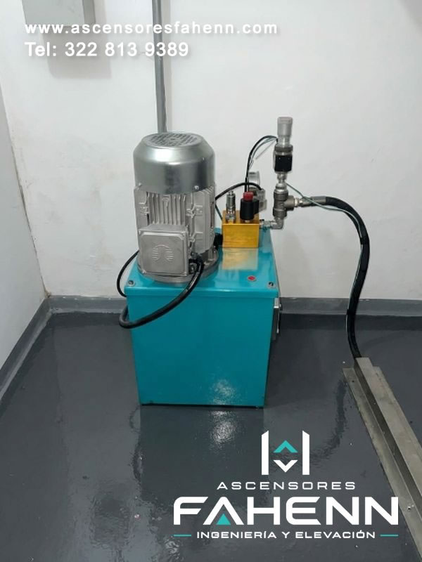 Bomba hidráulica para ascensor con motor, depósito, válvula de presión y manguera conectada para brindar una elevación estable en Bogotá y Colombia.