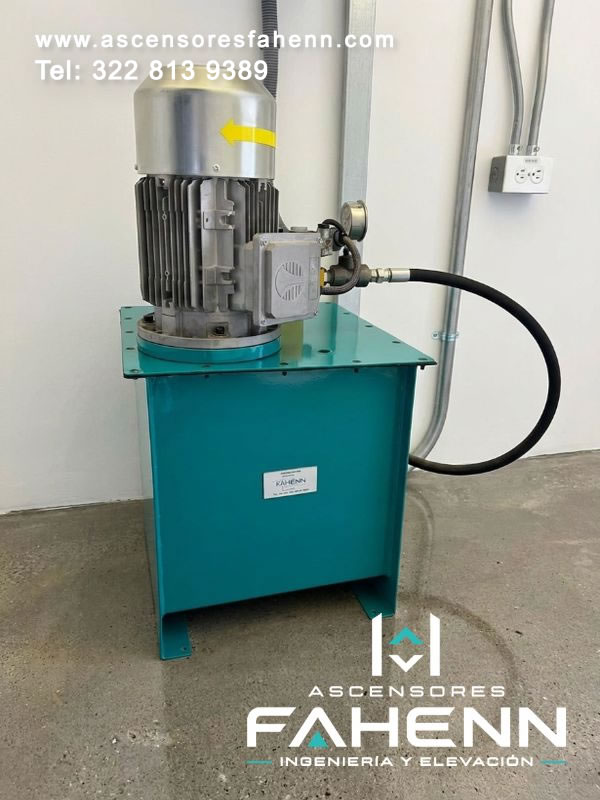 Unidad de potencia hidráulica para elevador con motor robusto, tanque compacto y conexiones accesibles para funcionamiento confiable en Bogotá, Colombia.