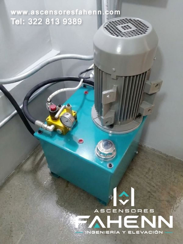 Central hidráulica para ascensor con motor eléctrico, depósito, válvula y manómetro integrados para controlar la presión en Bogotá y Colombia.