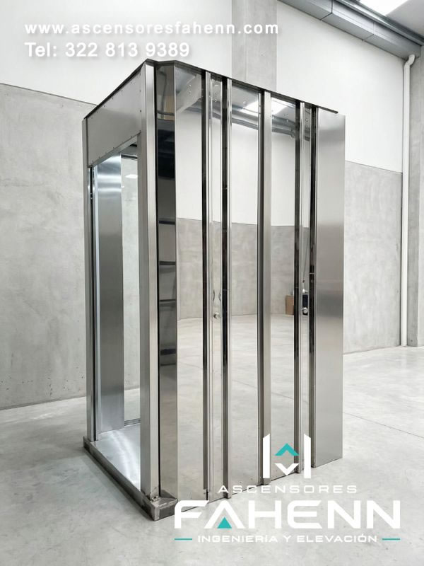 Fabricación de cabina para ascensor con estructura de acero a medida, perfiles resistentes y accesos adaptables para proyectos en Bogotá y Colombia.