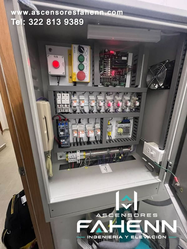 Panel de mando para ascensor con protecciones eléctricas, relés, indicadores y cableado organizado para facilitar mantenimiento y control de la maniobra.