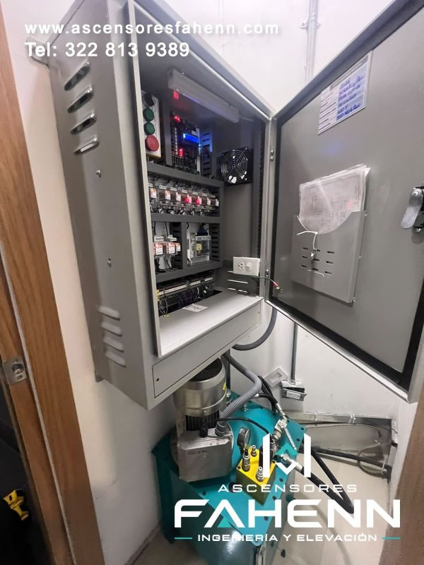 Central hidráulica con motor, depósito y tablero electrónico para ascensor, integrada como una solución compacta de potencia y control en Bogotá y Colombia.