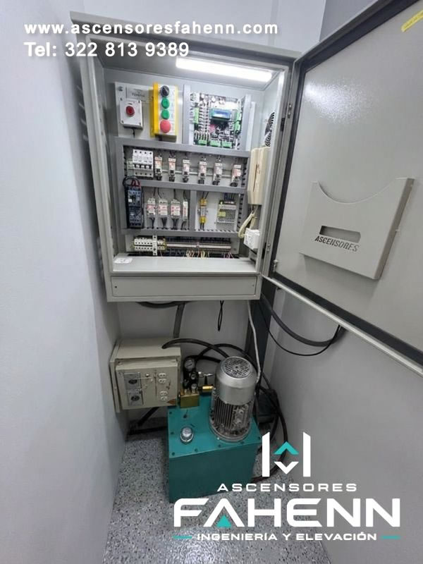 Central hidráulica con motor y tablero de control para ascensor, instalada en un espacio técnico compacto para coordinar potencia, presión y maniobra eléctrica.