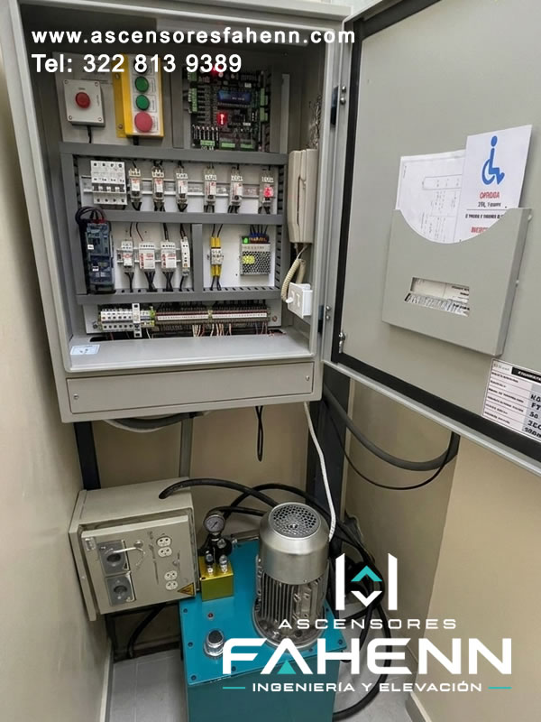 Cuarto de máquinas para ascensor con tablero de control, motor y unidad hidráulica distribuidos para ofrecer acceso técnico y operación estable en Bogotá.