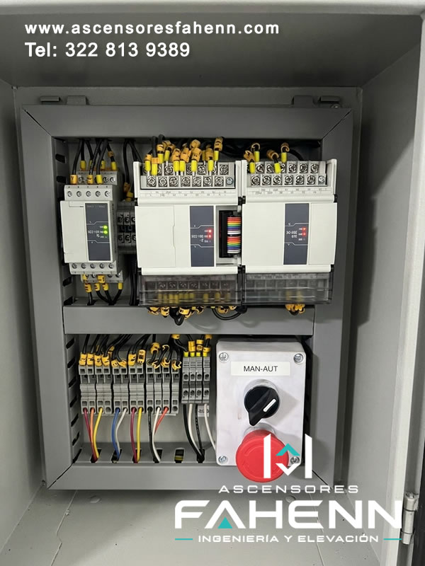 Tablero eléctrico para ascensor con interruptores, módulos de control y selector manual automático que facilita pruebas, protección y mantenimiento técnico.