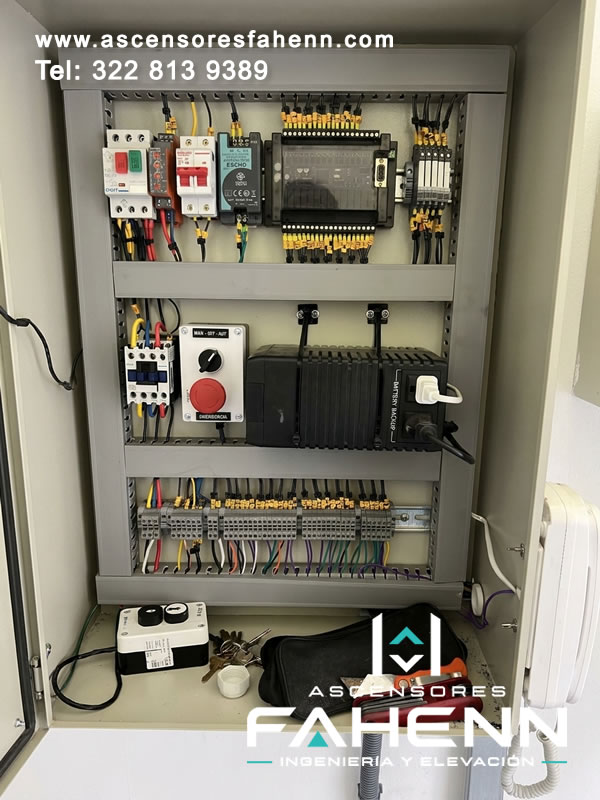 Tablero eléctrico para ascensor con controlador, fuente, protecciones y conexiones identificadas para brindar control confiable en Bogotá, Colombia.